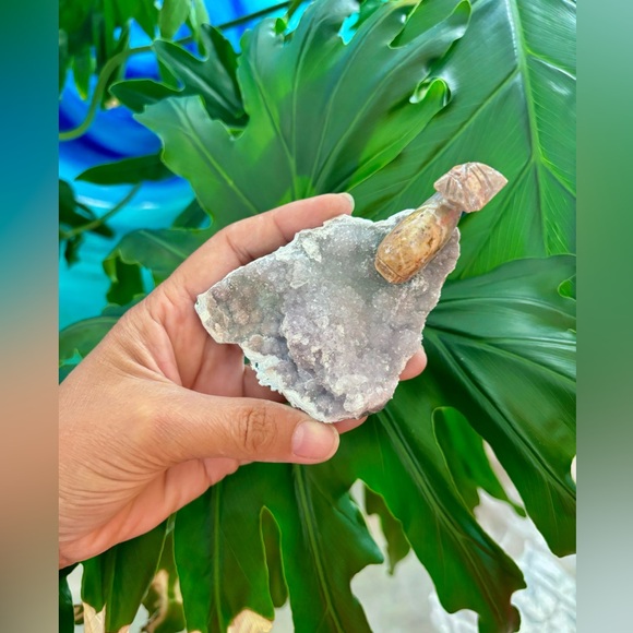 Whale Carving on Amethyst flower - Picture 2 of 5